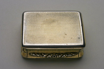 Silvergilt Snuffbox with agate lid
